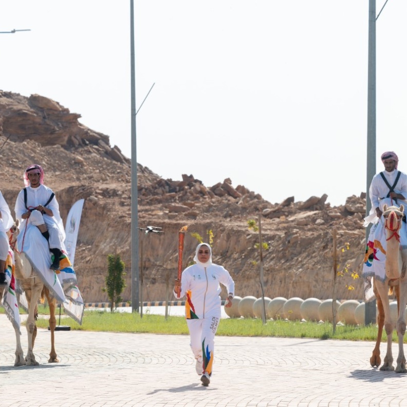 بطلة السعودية في التجديف فاتن مرزا تحمل شعلة دورة الألعاب السعودية