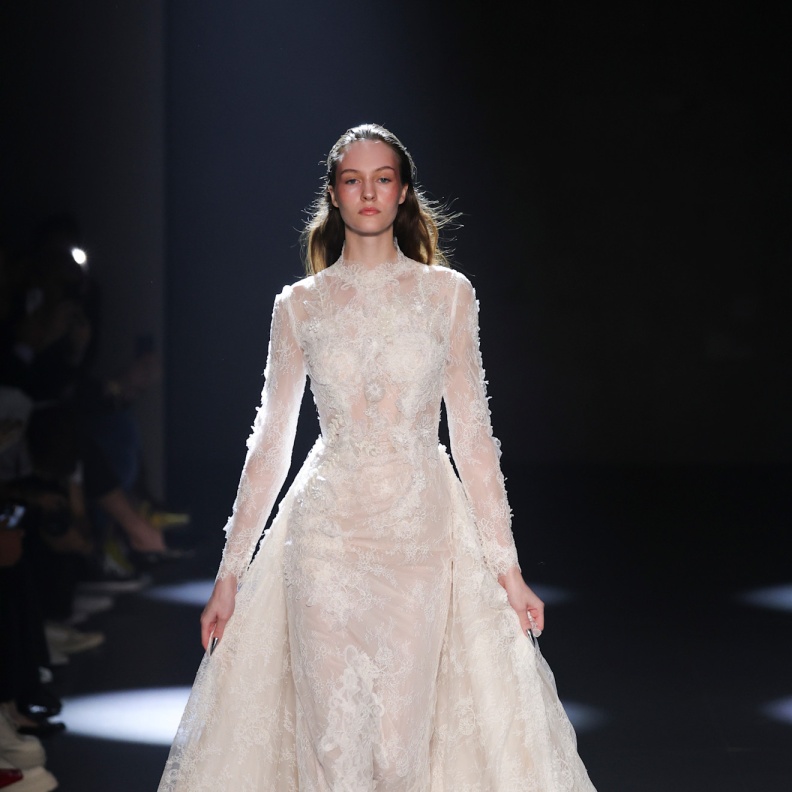 فستان  زفاف بأكمام الدانتيل من Yolancris