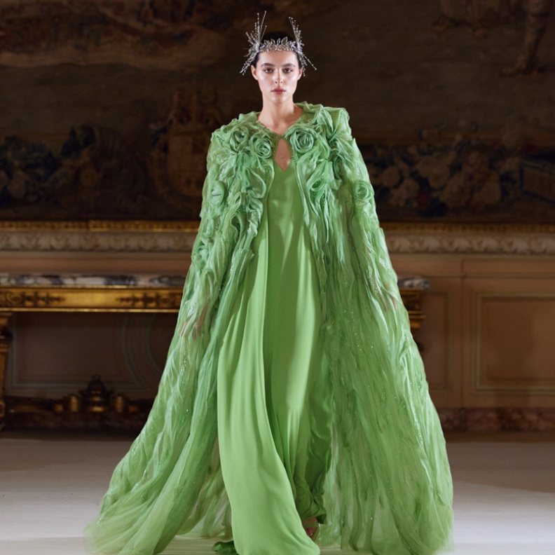 فساتين خطوبة باللون الأخضر احتفالاً باليوم الوطني السعودي