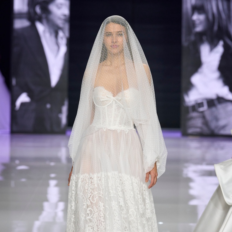 فستان زفاف من الدانتيل والتول توقيع إليزابيتا بولينانو