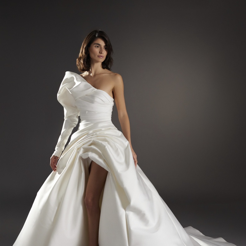 فيونكا على الأكتاف من دار Pronovias