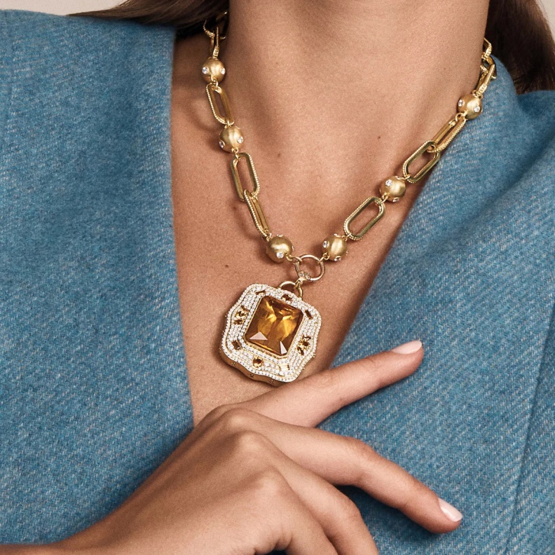 قلادات مرصعة بالألماس الأبيض والأصفر  