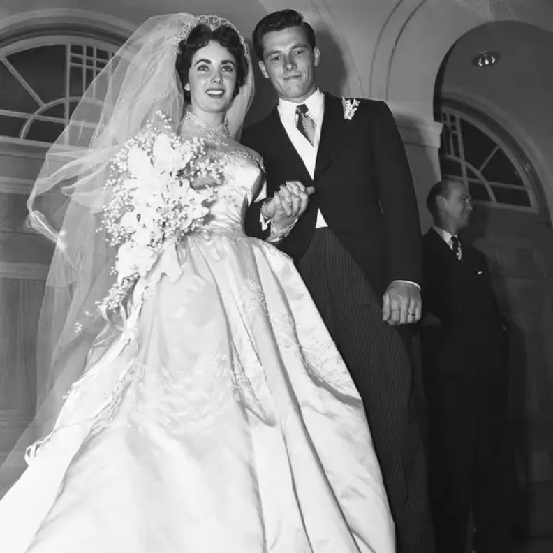 كانت إليزابيث تايلور تبلغ من العمر 18 عامًا عندما تزوجت من  هيلتون جونيور