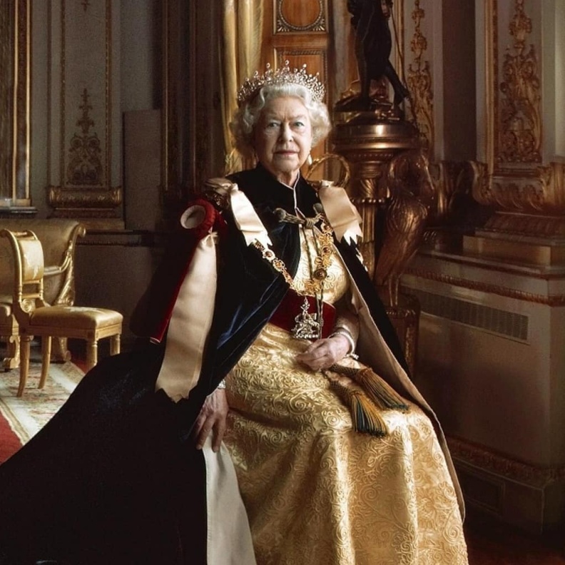 ما هي قطع المجوهرات التي شهدت لحظات هامة في تاريخ إليزابيث الثانية ملكة بريطانيا الراحلة؟