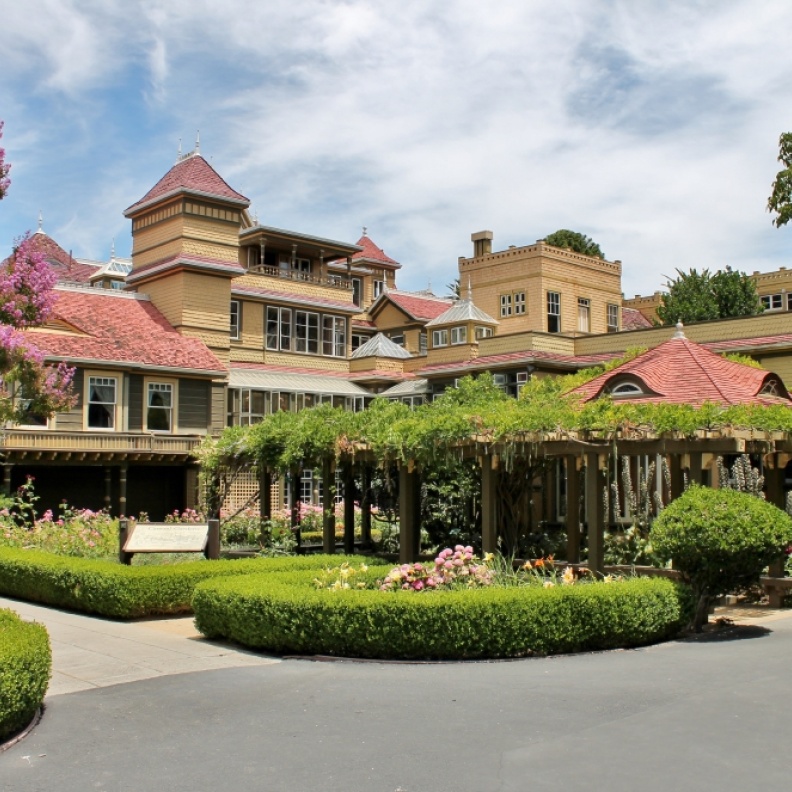 كاليفورنيا تجتذب المسافرين من الشرق الأوسط بشهر كامل من فعاليات الهالوين العائلية الممتعة