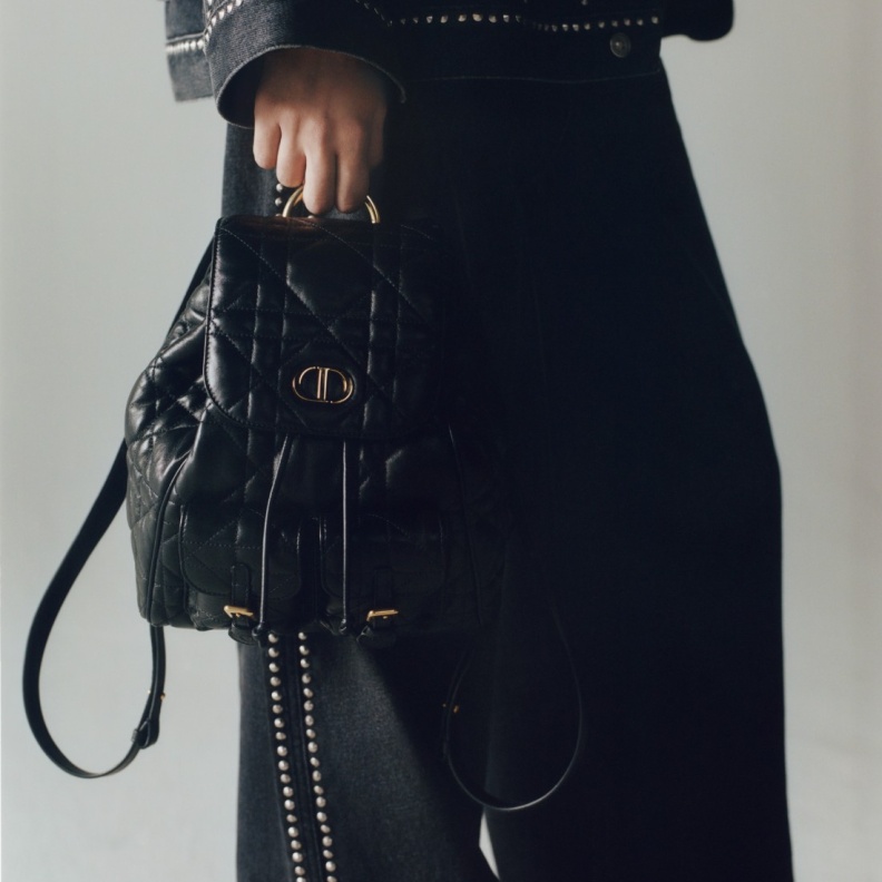 حقيبة "ديور كارو" Dior Caro تجمع بين رموز الأناقة والفخامة العملية