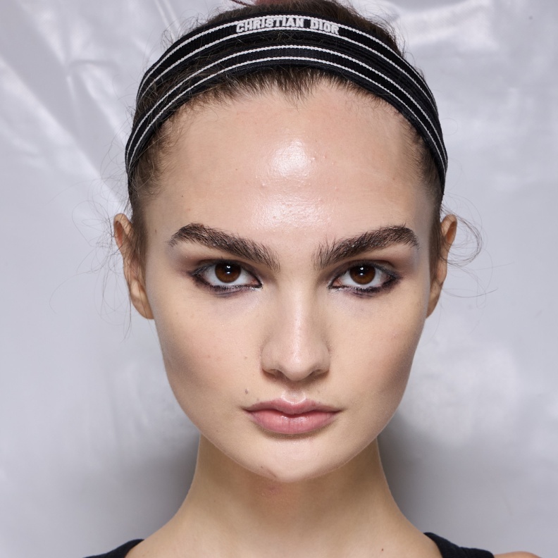 خطوط الكحل السوداء الملطخة من Dior