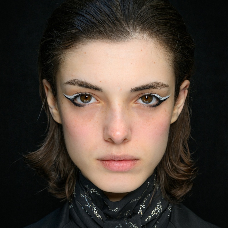  رسمات الآيلاينر البيضاء على الجفون العليا مع الخطوط السوداء من دار Libertine