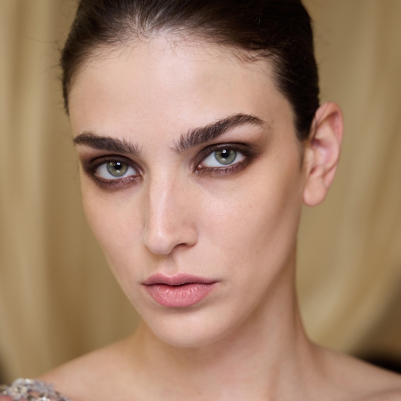 رسمات المكياج السموكي المتموج من دار Elie Saab