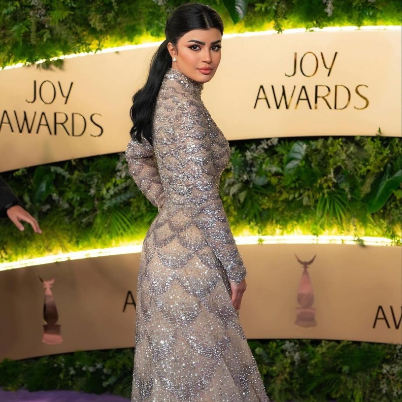 اجمل فساتين سهرة من وحي النجمة السعودية ميلا الزهراني لمناسبة اليوم الوطني السعودي