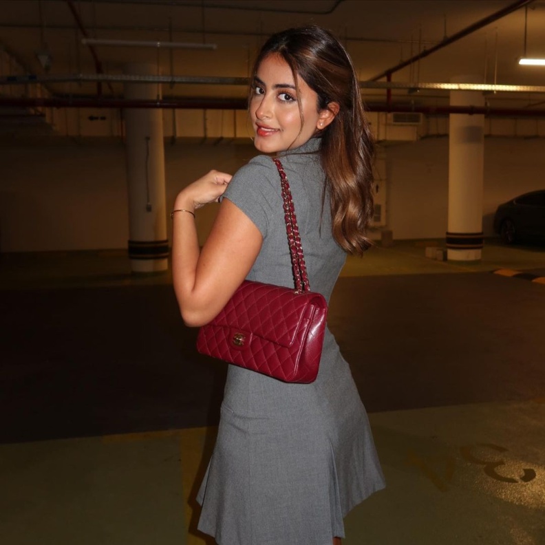 النجمة السعودية جود عزيز  تلهمك بإطلالات كاجوال تعزز أناقتك في الخريف