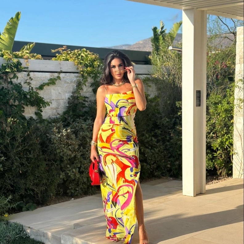 اجمل اطلالات ياسمين صبري بالفساتين الصيفية الملونة والأحادية اللون في موسم صيف 2024