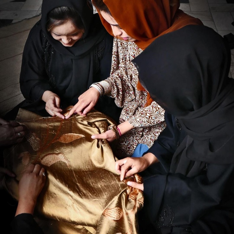 تعاون Atelier Jolie x Zarif: تلاقي الإبداع والفن واحتفال بجمال وثقافة أفغانستان