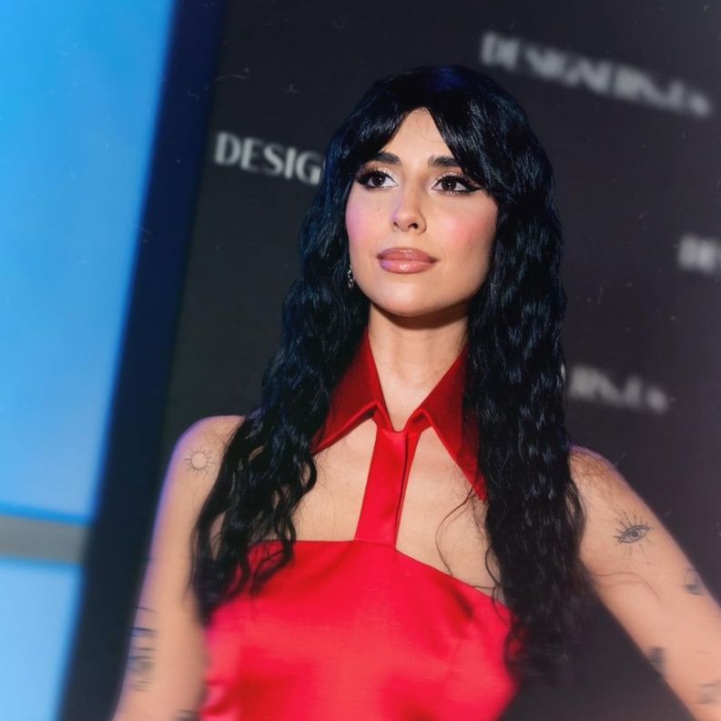 الفنانة زينة مكي تضع تاتو على يديها - صورة من حسابها على انستغرام