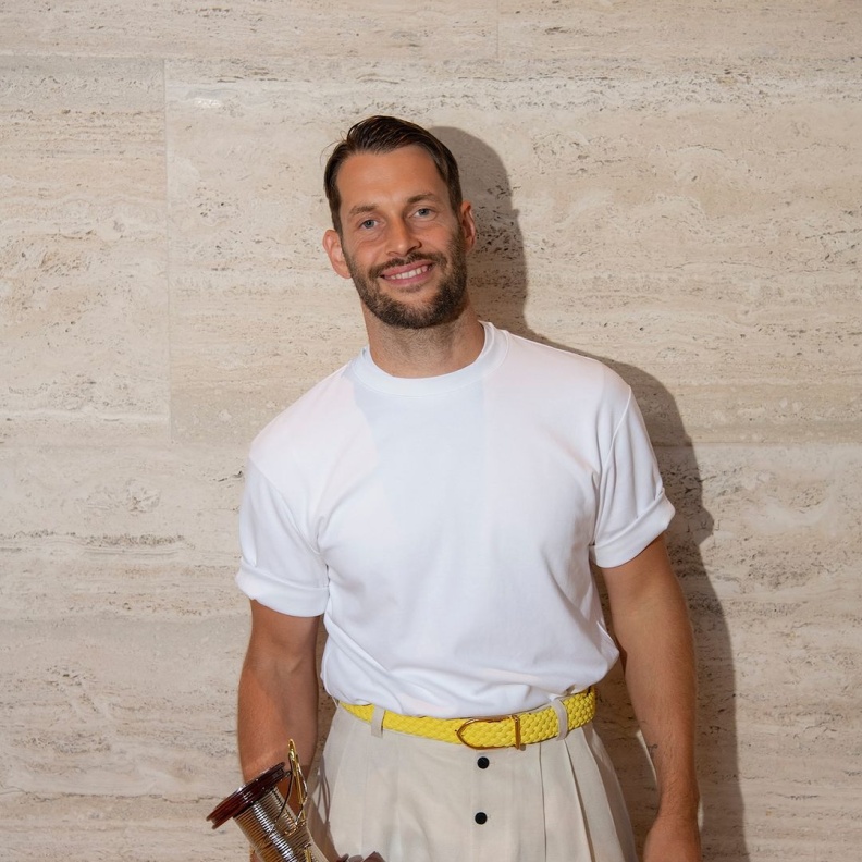 Simon Porte Jacquemus يحصل على جائزة مجلس الأزياء الراقية لعام 2024 عن إبداعه في مجال الأزياء