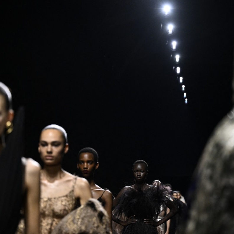 مصممو الأزياء السعوديون: تأثيرهم العالمي ونجاحهم في دمج التراث الثقافي مع الموضة المعاصرة