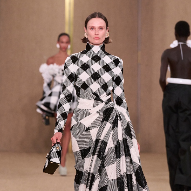 إطلالة من Balmain