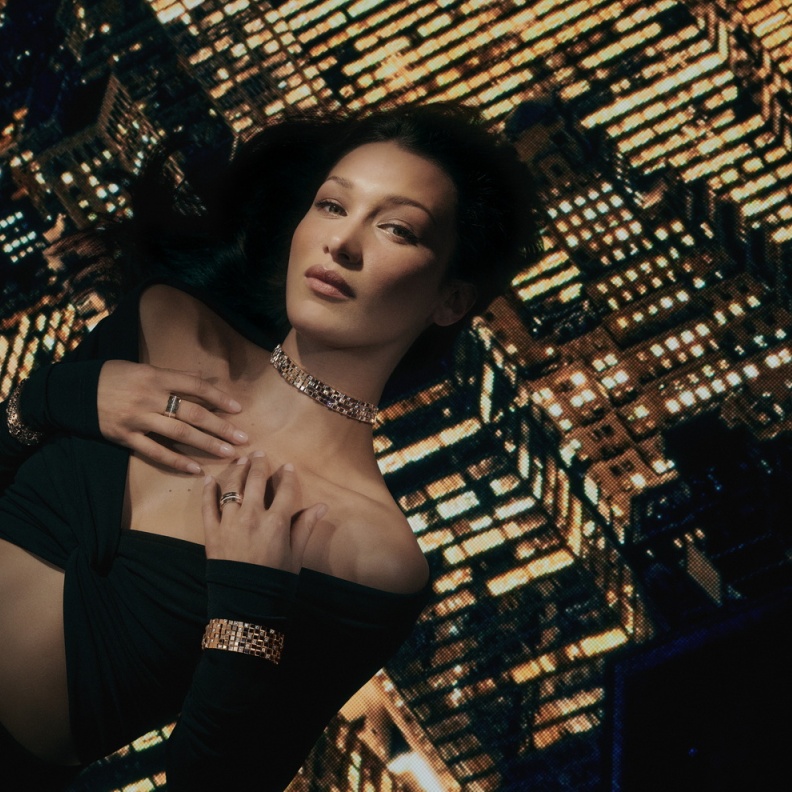 بيلا حديد خلال جلسة تصوير مع دار شوبارد