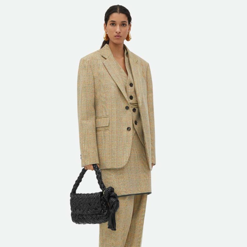 دليل إطلالات العمل... كيف تختارين الأزياء والأحذية والحقائب والمجوهرات المناسبة 