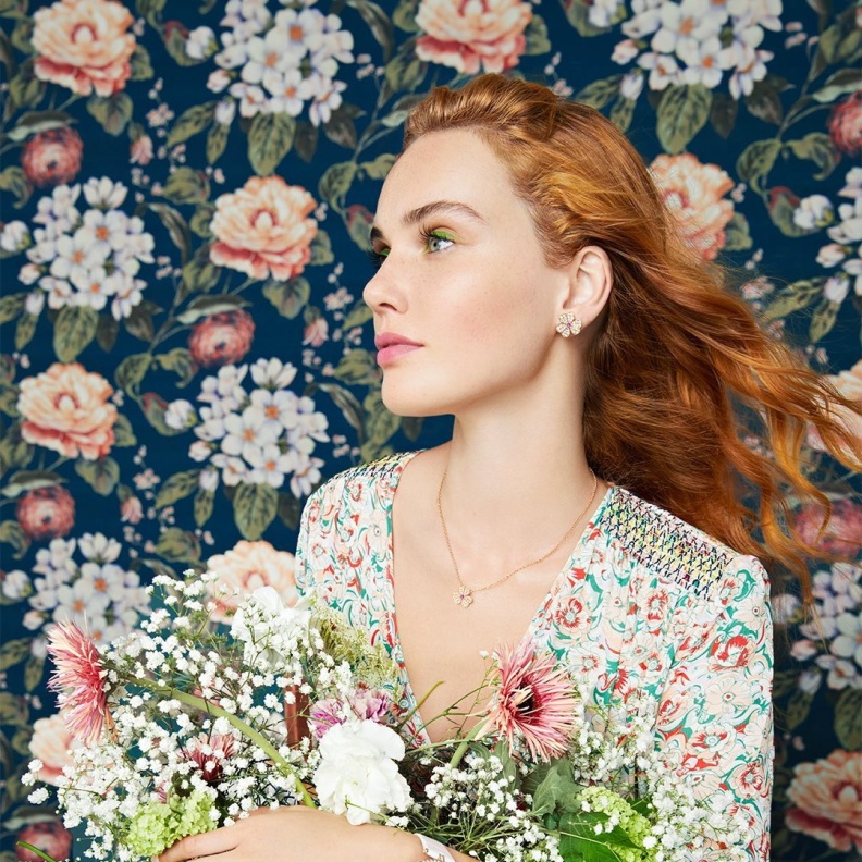 Celebrate the sunny hours with the Heures Florales watch as its corollas poetically blossom and close in ever-shifting patterns.