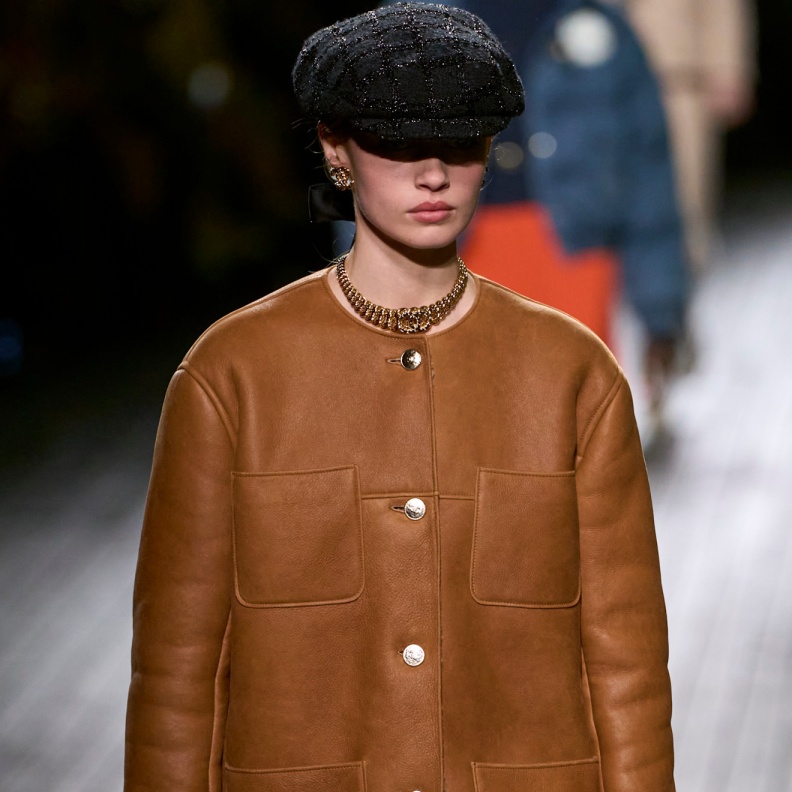 الجاكيت البني من Chanel 