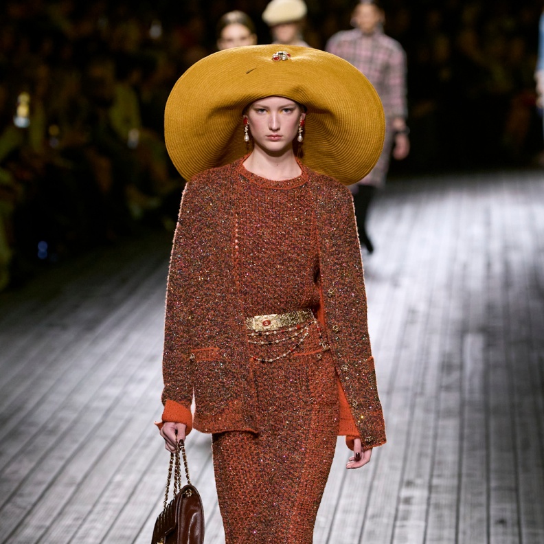 الجاكيت مع الفستان من نفس اللون Chanel 