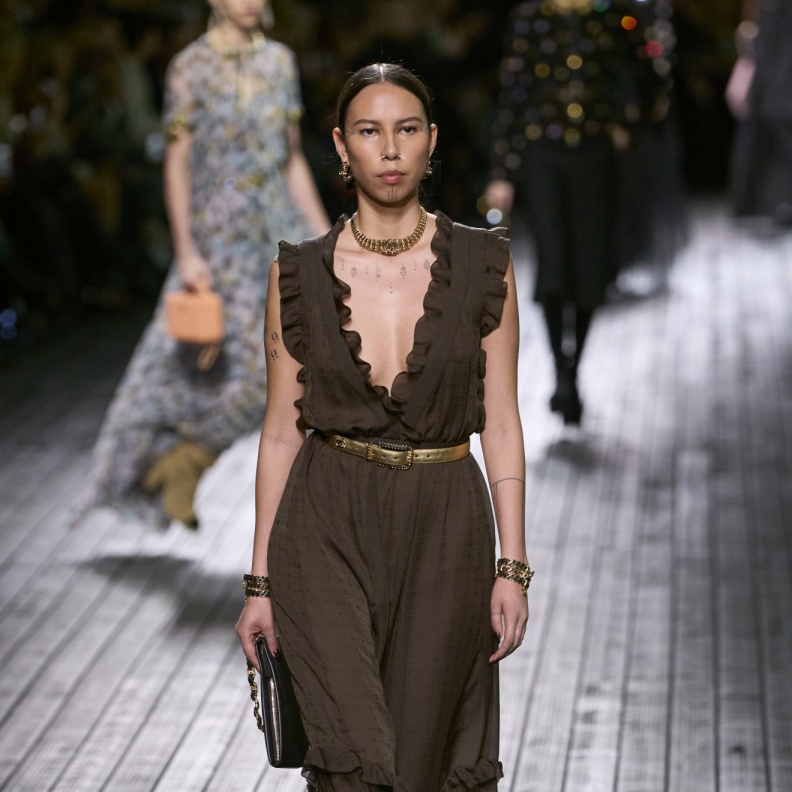 إطلالة من CHANEL