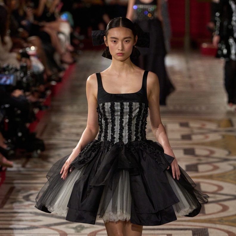 كيف تحولين فساتين الشيفون القصيرة إلى قطعة أيقونية في خزانتك؟