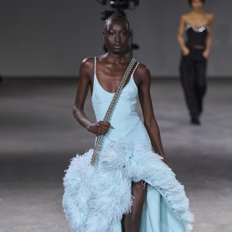 فساتين باللون الأزرق الناعم من David Koma 