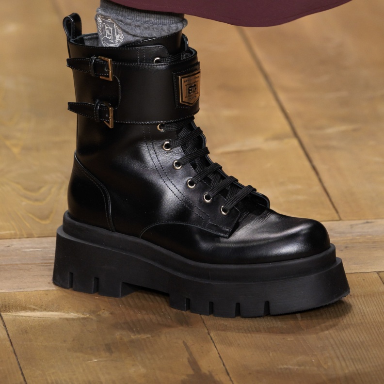 حذاء مميز من وحي سائقي الدراجات النارية من Elisabetta Franchi 