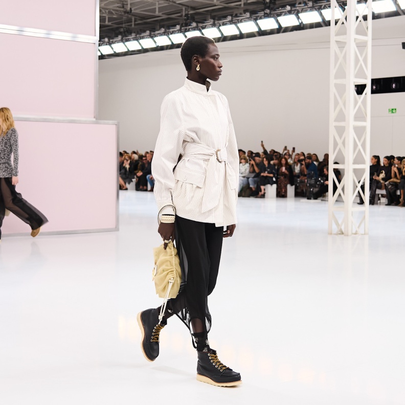 أزياء تتحدث لغة الفخامة والحداثة