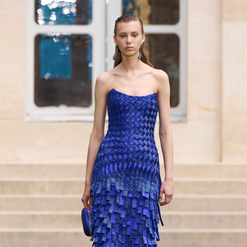فساتين الـRoyal Blue تحدث ثورة في عالم الموضة