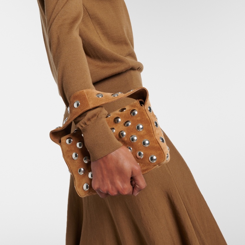 "البني هو الأسود الجديد"... دليلك لأناقة دافئة في خريف وشتاء 2024-2025