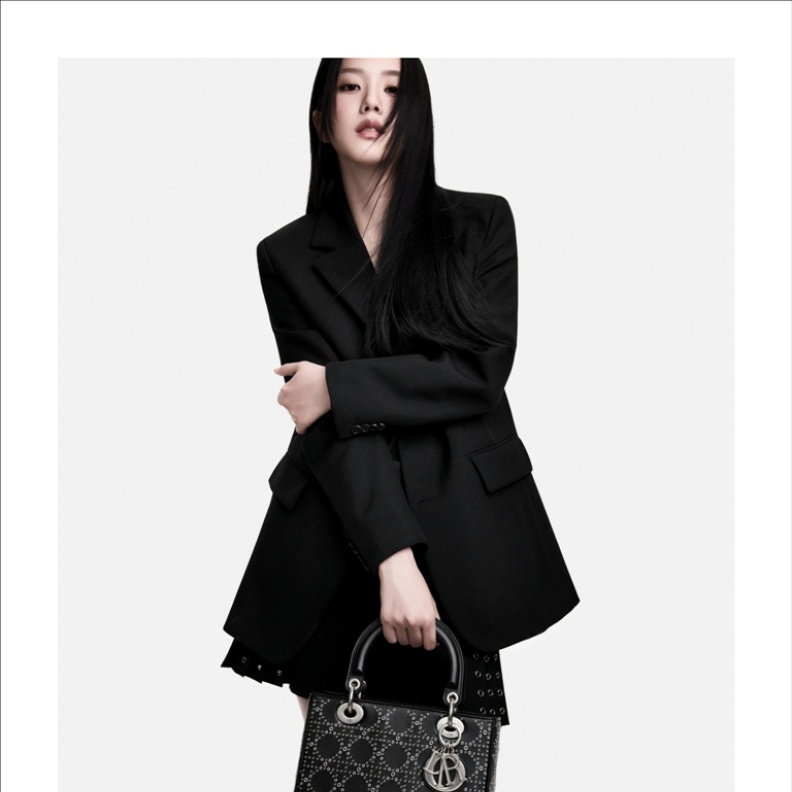 Jisoo و"ليدي ديور".. قصة جديدة من قصص DIOR الإبداعية 