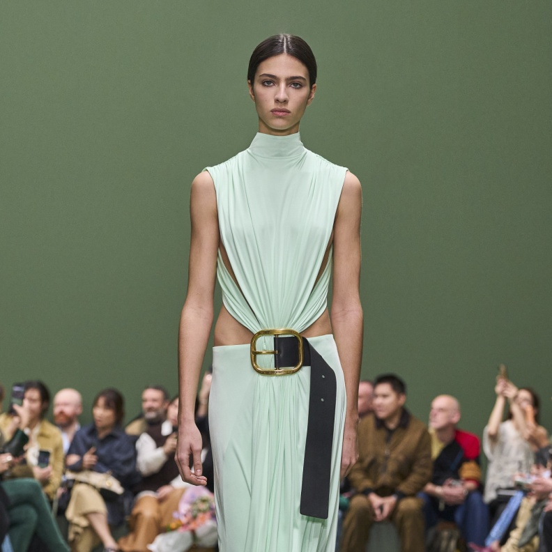 موضة الباستيل تحتل الصدارة في ألوان ملابس شتاء 2025