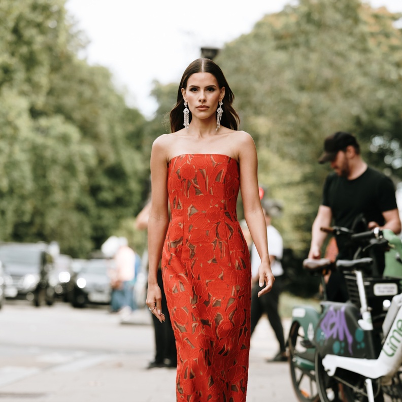  الشياكة عنوان إطلالات متابعات الموضة في شوارع لندن لربيع وصيف 2025