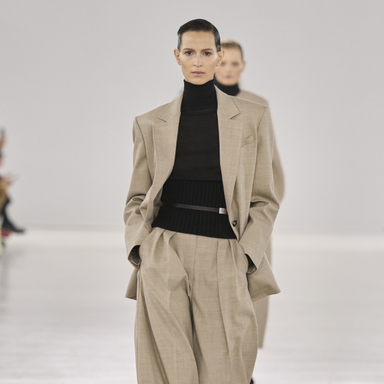 أخطفي الأضواء بموضة البدلات البيج الخريفية