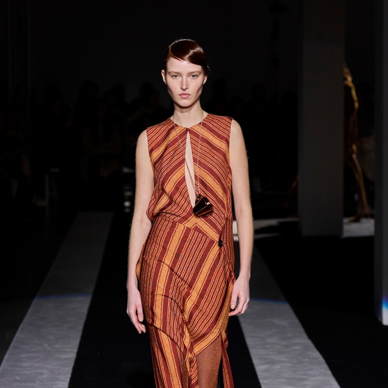فستان طويل بشق جانبي من Missoni 