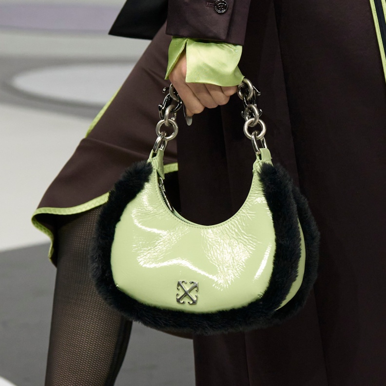 الحقائب المزينة بالفرو والجلد من Off White 