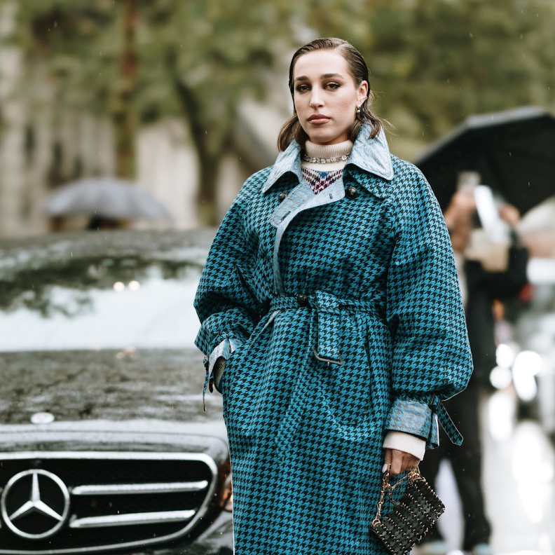 أناقة المعاطف العصرية عنوان متابعات الموضة في شوارع باريس 