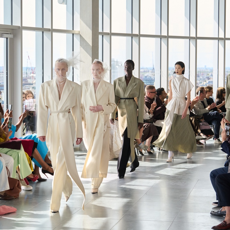 أسبوع الموضة في لندن يرسّخ مكانته كمنصة للابتكارات الجريئة والعصرية... إليكِ ما فاتك من عروض