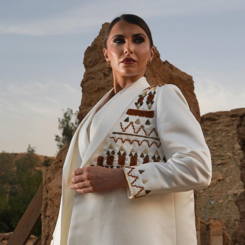 ارتدي عباية مطرزة موضة خريف 2024 وتألقي بأسلوب ملكي