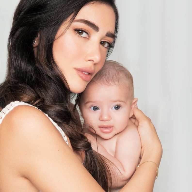 جيسيكا عازار وابنها