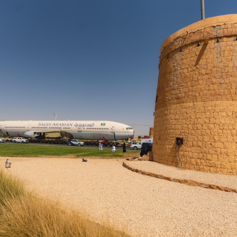 بعد مسيرة 12 يوماً قطعتها "الطائرات الثلاث" براً ... الرياض تستقبلها في منطقة "بوليفارد رن واي"