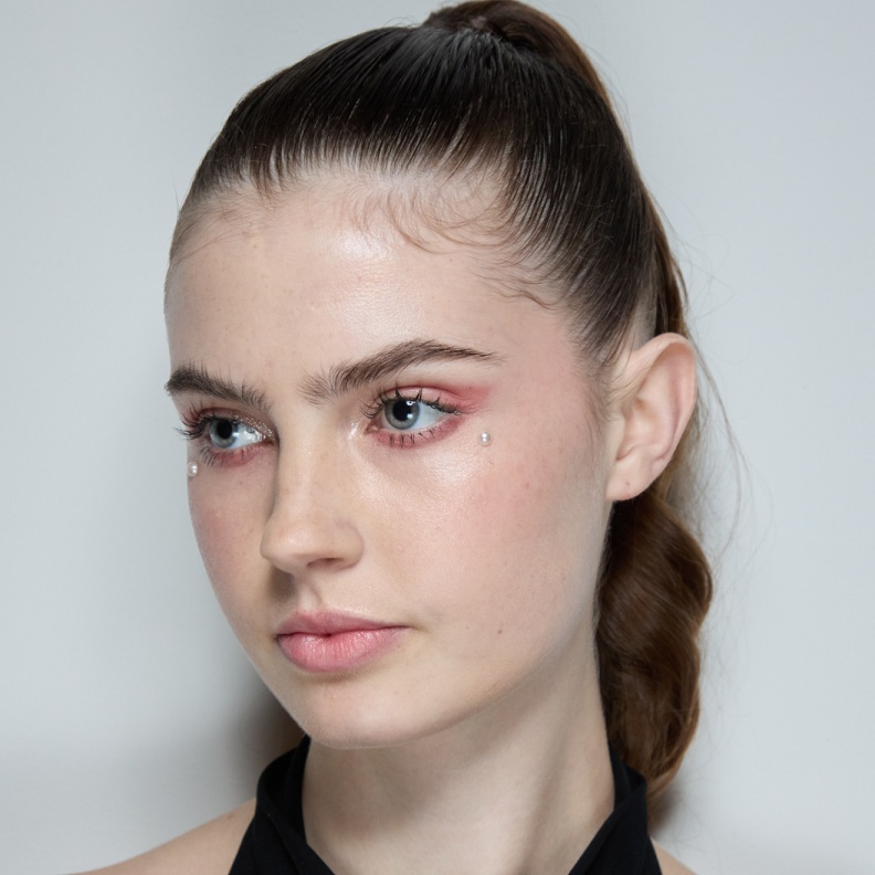 رسمات المكياج الملون والقوي في ربيع وصيف 2024-2025 