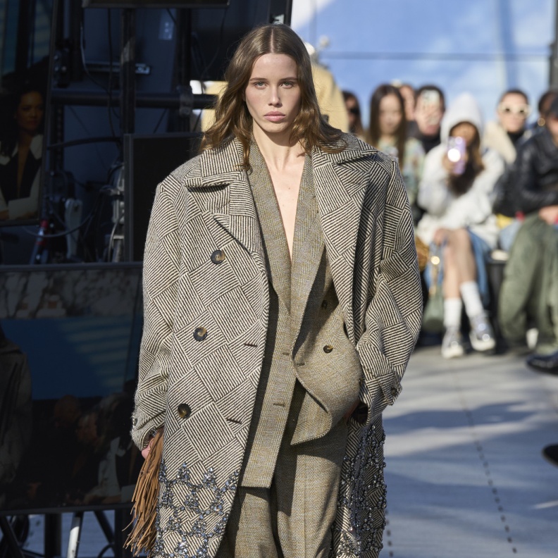  اللون الزيتي بكافة تدرجاته موضة شتاء 2025 Stella Mccartney