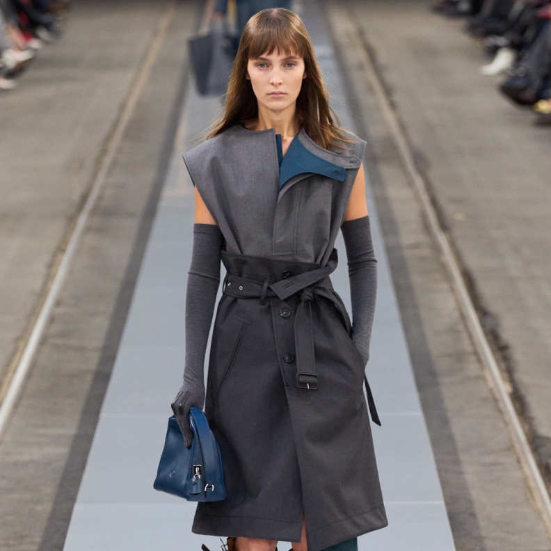 أناقة إطلالة خريف وشتاء 2024 مع موديلات البوت العالي من Tods