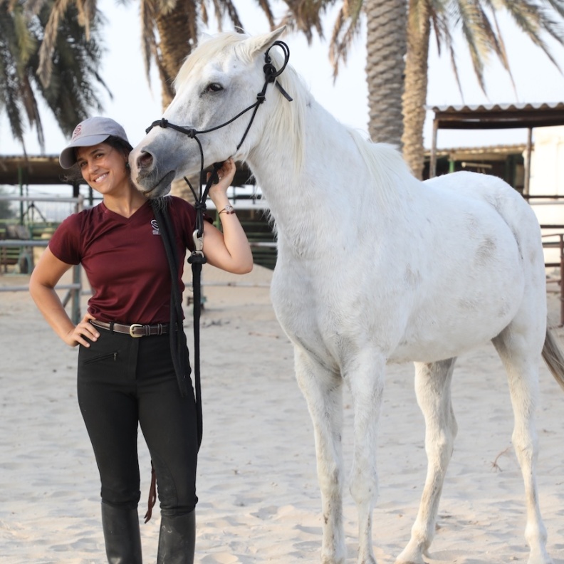الخيالة السعودية دانة خالد القصيبي تكشف لـ'هي' أسرار فن التواصل الرقيق مع الخيل