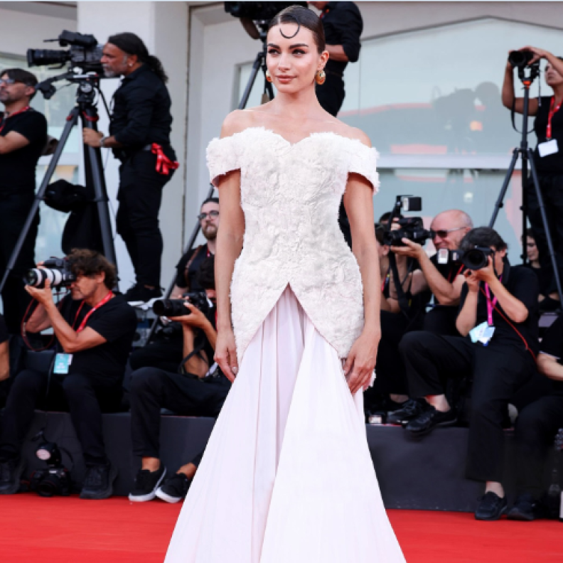 حضور خاطف للمصممين العرب في مهرجان فينيسيا بأجمل الصيحات التي ارتدتها عاشقات الموضة 