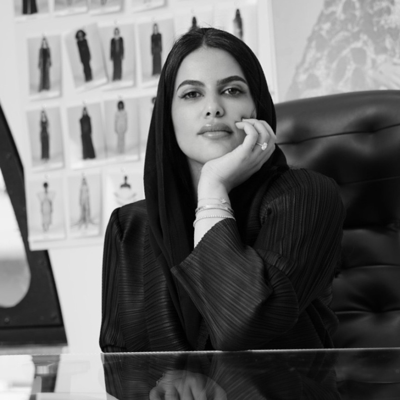 بعد ترشحها لجائزة FTA المصممة السعودية كوثر الهريش تروي لـ"هي" قصة تألقها في مشهد الإبداع السعودي